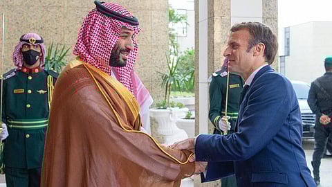بالصور.. ولي العهد يودع الرئيس الفرنسي ماكرون