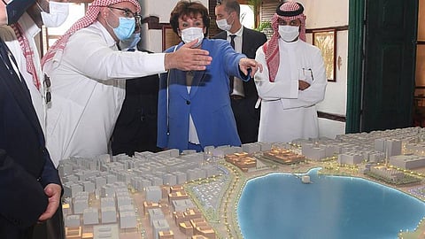 بالصور.. وزيرة الثقافة الفرنسية تزور المنطقة التاريخية بجدة