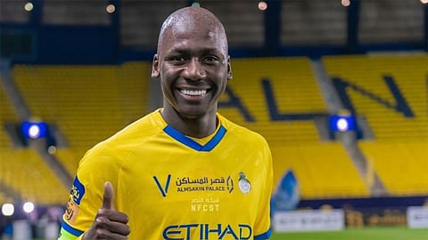 نجم النصر يقترب من الملاعب بعد جراحة في البطن