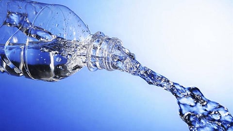 خبيرة تغذية تكشف عن فوائد غير متوقعة للمياه المعدنية
