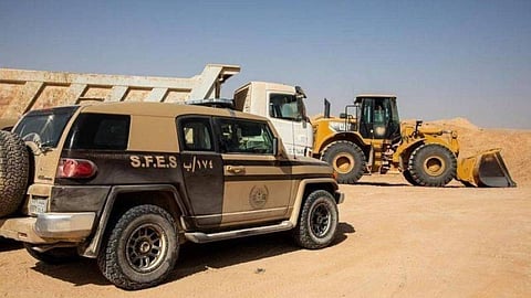 ضبط مخالفَين لنظام البيئة لنقلهما الرمال وتجريف التربة دون ترخيص بتبوك