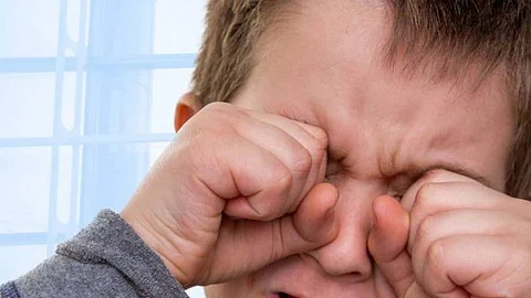 بالفيديو.. استشاري يحذر من إهمال التهاب الملتحمة الوليدي