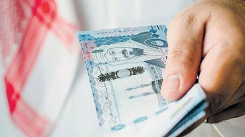 من ماله الخاص.. معلم يمنح تلاميذه المتفوقين جوائز نقدية
