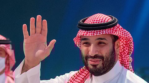 بالفيديو.. الجماهير تحيي ولي العهد لدى حضوره سباق السعودية لفورمولا - 1