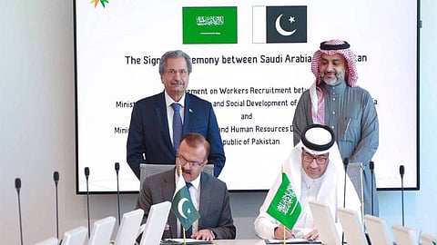 الموارد البشرية توقع اتفاقية لتنظيم استقدام العمالة من باكستان