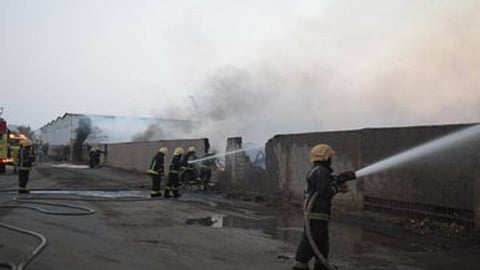 بالصور.. اندلاع حريق في موقع للأخشاب.. و«مدني جدة» يباشر الحادث