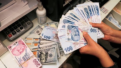 هبوط قياسي لليرة التركية.. 13.83 مقابل الدولار الواحد