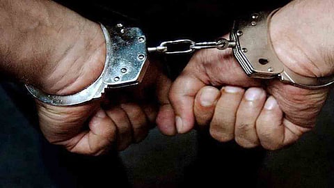 القبض على مواطنَيْن سرقا مقتنيات شخصية ومبالغ مالية من داخل مركبات في الخبر