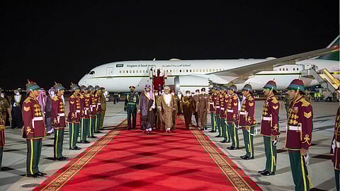 بالفيديو.. ولي العهد يصل سلطنة عُمان
