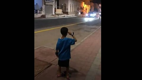 بالفيديو.. طفل عماني يقدم التحية العسكرية عند مرور موكب ولي العهد خلال زيارته للسلطنة