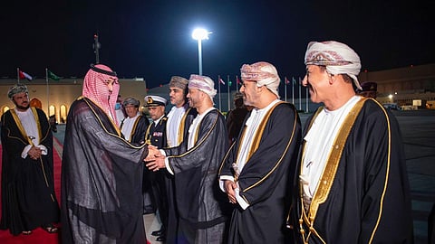 ولي العهد يغادر عُمان.. ويرسل برقية للسلطان هيثم في ختام زيارته