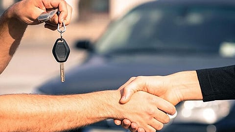 مواطن يفاجأ بمطالبات عليه بعد 10 سنوات من إنهاء إجراءت تملك مركبته.. ما القصة؟