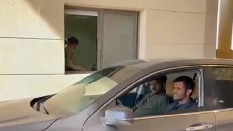 مقطع يوثق عبور أول مواطن الطريق البري بين عمان والسعودية
