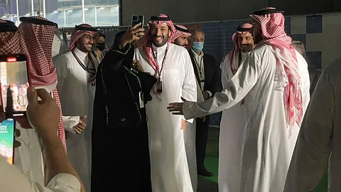 «أبشري حياك الله».. صاحبة السيلفي الفخم تكشف كواليس الصورة مع ولي العهد