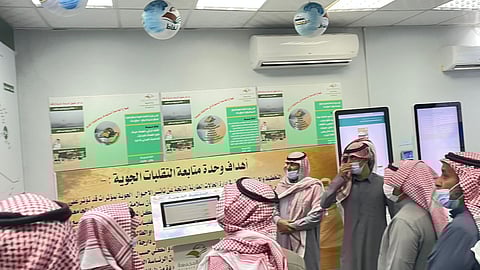 بالصور.. بعض أولياء أمور الطلبة يزورون جامعة المجمعة ويشيدون بإجراءات السلامة والعمل اليومي