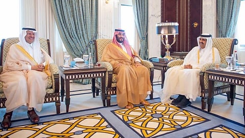 خلال زيارته قطر.. ولي العهد يلتقي الشيخ حمد بن خليفة آل ثاني