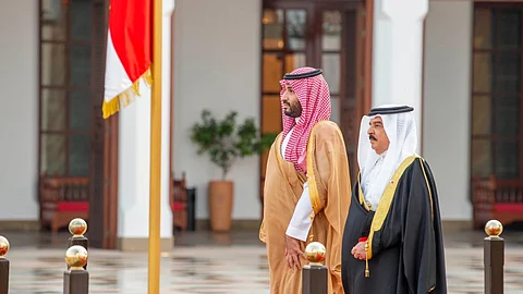 «عاش الملك.. عاش الأمير».. أطفال وفتيات في البحرين يستقبلون ولي العهد بالأغاني والأعلام