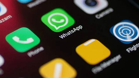 بالفيديو.. خبير تقني يحذر مستخدمي «اندرويد»: حدثوا تطبيق «واتساب»