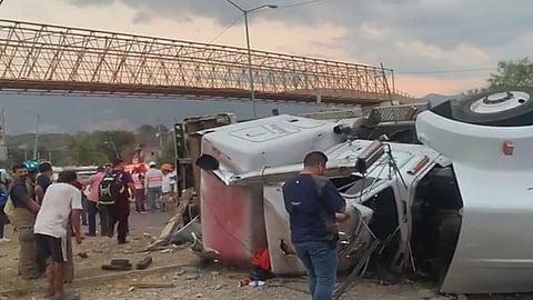 بالصور.. مقتل 53 مهاجرًا إثر انقلاب مقطورة في المكسيك