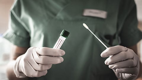 «أوميكرون» يصيب 40 مُطعَّمًا بالولايات المتحدة.. ومسؤولة تكشف الأعراض