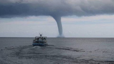 «العمود المائي».. رصد ظاهرة نادرة في البحر المتوسط ومقطع فيديو يوثقها