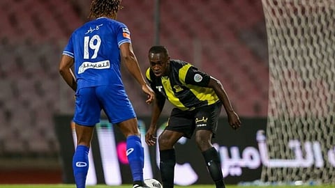 خبير لوائح يحسم الجدل بشأن قانونية «تعطيل» الاتحاد لصفقة سعود عبدالحميد