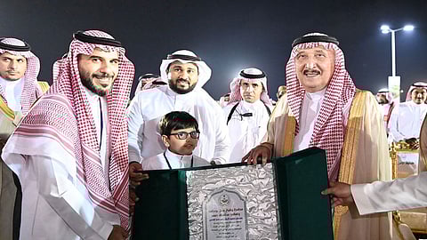 أمير جازان يكرِّم أبناء وأسرة محافظ ضمد الراحل «سمير بن مسفر الغامدي»