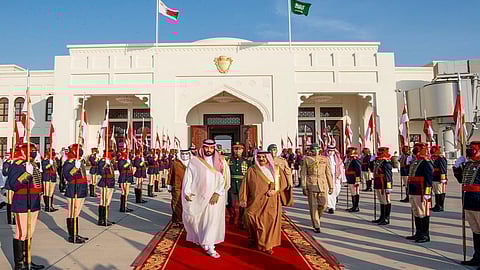 ولي العهد يغادر البحرين وفي مقدمة مودعيه الملك حمد بن عيسى آل خليفة