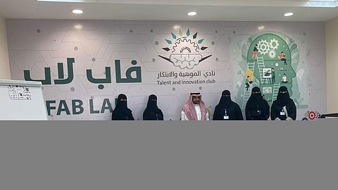 بالصور.. «الفهيد» يدشن نادي الموهبة والابتكار بتقنية البنات بالرس