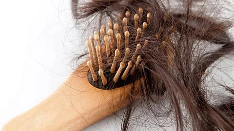 احذري.. تساقط الشعر ينذر بمشاكل صحية خطيرة
