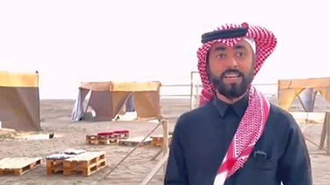 بالفيديو.. شاب يحول الكثبان الرملية إلى منتجع سياحي في محافظة الدرب