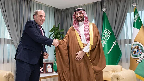 الأمير عبدالله بن بندر يبحث مع وزير الدفاع البريطاني أوجه التعاون بين الجانبين