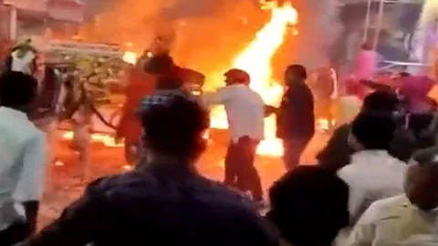 بالفيديو.. اشتعال النيران في زفة بالحنطور.. والعروسان يهربان بأعجوبة
