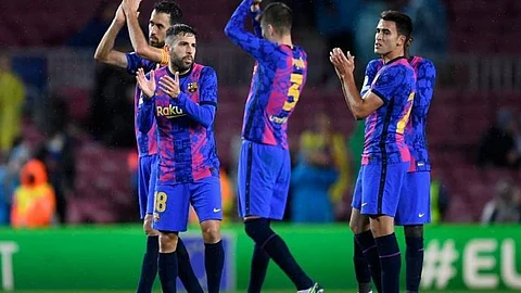 تشافي يعلن تشكيل برشلونة أمام إلتشي