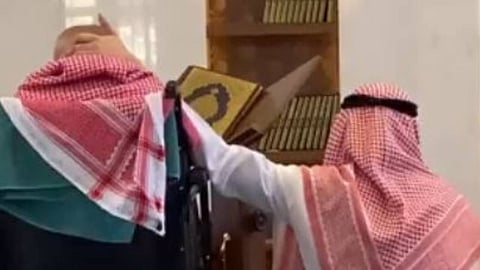 مشهد مؤثر بين ابن ووالده قبل صلاة الجمعة