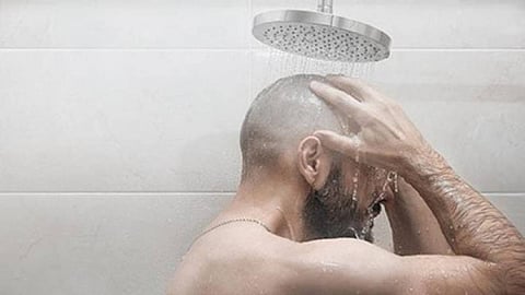 بالفيديو.. استشاري جلدية يوجه نصيحة حول استخدام الماء الساخن في الشتاء