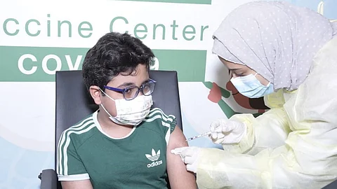 هل تأخرت المملكة في منح الأطفال لقاح كورونا؟.. طبيب يجيب