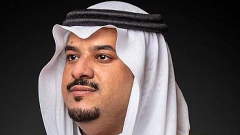 بالصور.. أمير الرياض بالنيابة يؤدي صلاة الميت على الأمير نهار بن سعود بن عبدالعزيز