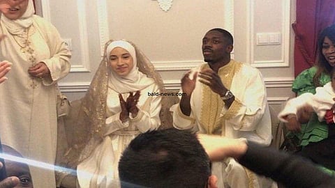 شاهد.. نجم برشلونة يحتفل بزواجه على الطريقة المغربية