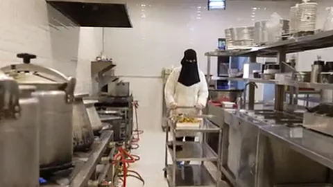 مها البدران.. شابة سعودية تؤسس مطعمًا شعبيًّا نسائيًّا يديره كوادر نسائية بنسبة 100%