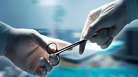 بالفيديو.. قانوني يكشف الحد الأقصى لتعويضات الأخطاء الطبية