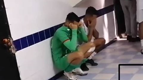 بالفيديو.. وفاة لاعب جزائري في الملعب بسكتة قلبية مفاجئة