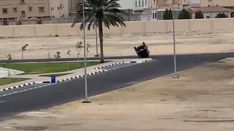 فيديو يوثق انقلاب مركبة أثناء ممارسة قائدها التفحيط بالقطيف