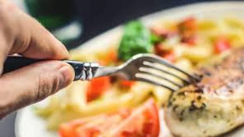 احذر بعض الأطعمة.. تتسبب في زيادة التهاب المفاصل
