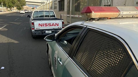 بالفيديو.. سائق يتوقف بطريقة مخالفة وسط الطريق و«المرور» يتدخل