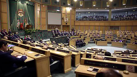 اشتباك بالأيدي داخل النواب الأردني.. ورفع الجلسة لوقف الأزمة