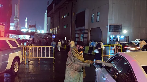 بالصور.. رجال المرور ينظمون السير أثناء تساقط الأمطار في مكة المكرمة