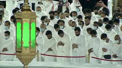 بالفيديو.. تحت زخات المطر.. المصلون يؤدون صلاة الفجر في المسجد الحرام