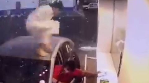 رد فعل طريف من شاب سعودي حاول دفع الحساب بدلا من صديقه.. ومقطع فيديو يوثق اللحظة