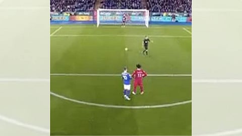 صورة.. تصرف من لاعب ليستر يتسبب في إهدار محمد صلاح لركلة جزاء